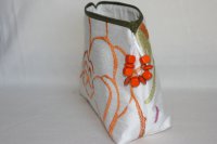 Kosmetiktasche in weiß mit Blumenmotiv