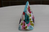 Kosmetiktasche in weiß mit Blumenmotiven