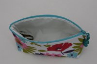 Kosmetiktasche in weiß mit Blumenmotiven