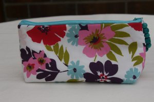 Kosmetiktasche in weiß mit Blumenmotiven