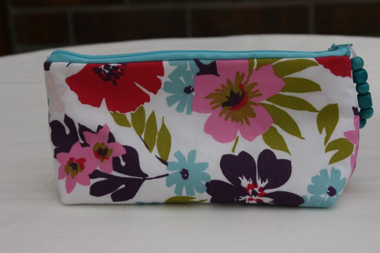 Kosmetiktasche in weiß mit Blumenmotiven - zum Schließen ins Bild klicken